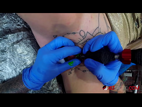 ❤️ Tsis tshua muaj tattooed hottie Sully Savage tau txais tattoo ntawm nws clitoris ️ porno ntawm porn hmn.psi-mass.ru ☑
